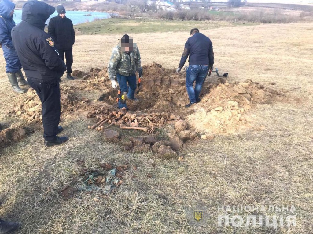 Искал металлолом: На поле в Ровенской области мужчина нашел человеческие останки (ФОТО)