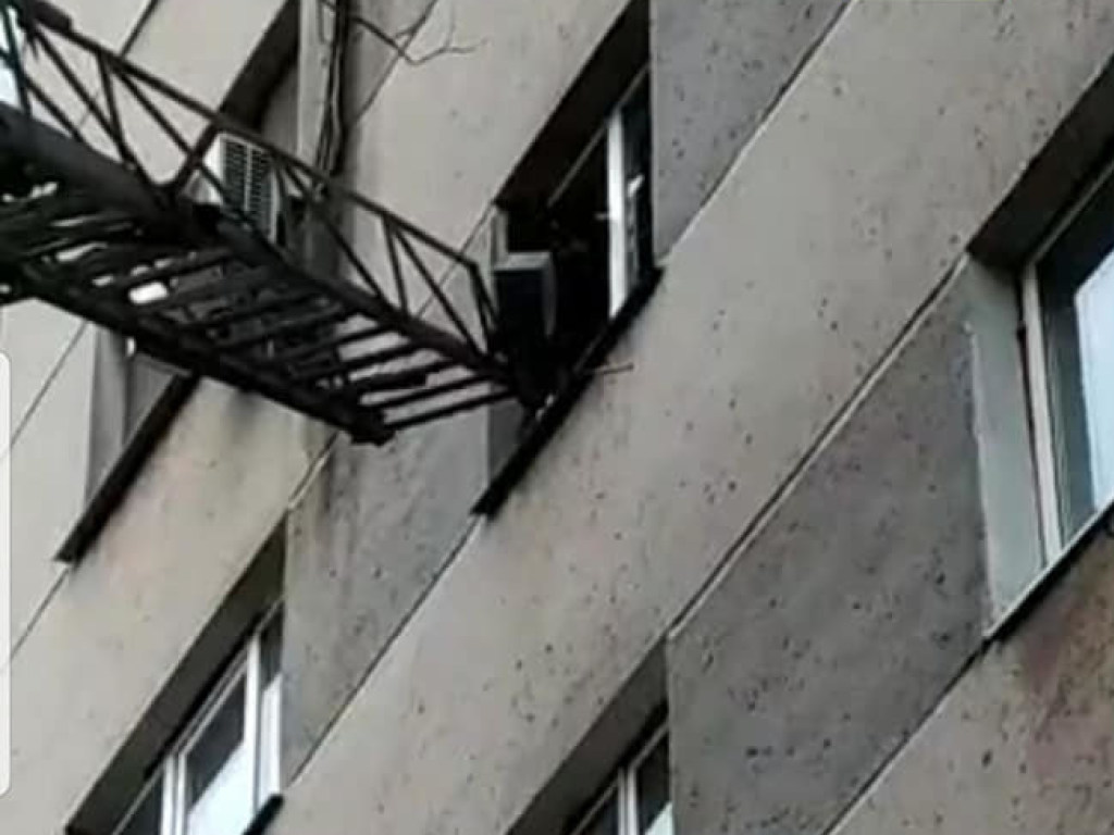 Спасатели уберегли жителя Одессы от смерти: хотел прыгнуть с 5 этажа после ссоры с девушкой (ФОТО)