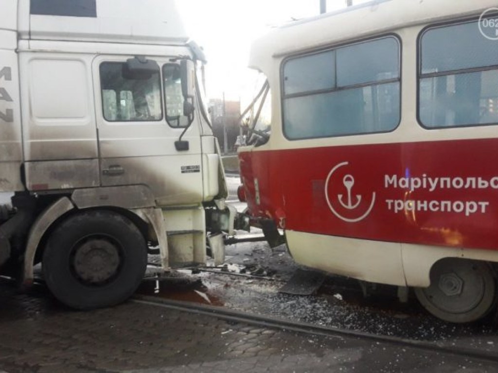 На Донбассе трамвай столкнулся с грузовиком-длинномером: на дороге образовалась пробка (ФОТО)