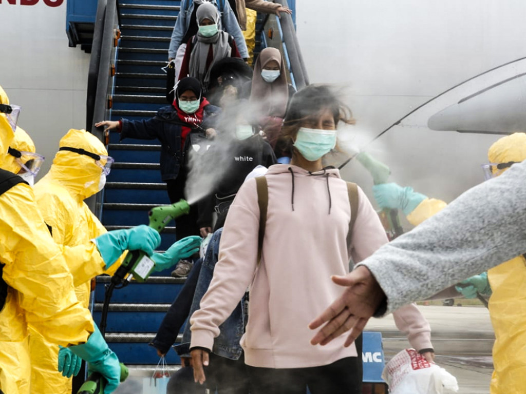 Живет до 5 дней: Китайские ученые рассказал об особенностях заражения коронавирусом