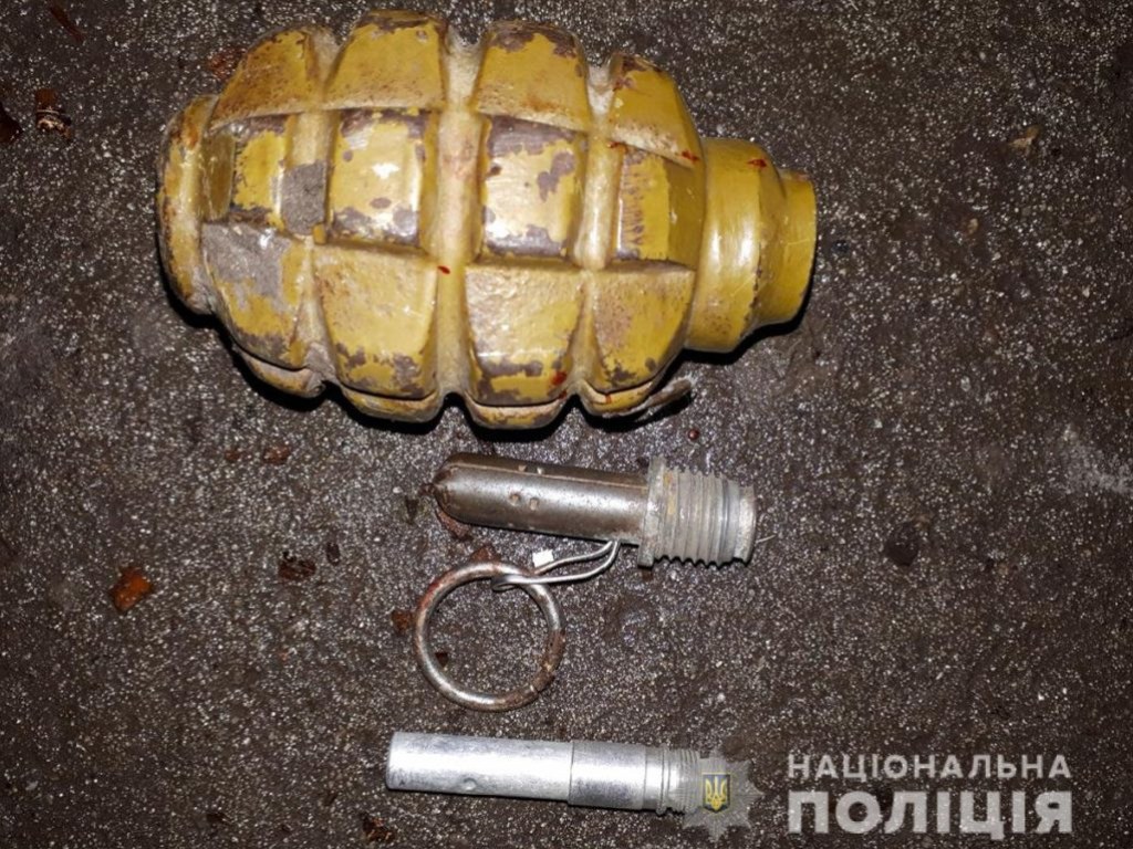 В Запорожье из авто на ходу выбросили пакет с боеприпасами (ФОТО)