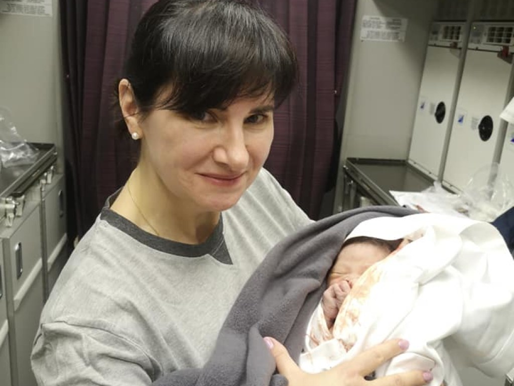 Украинка приняла роды в самолете на пути в Азию (ФОТО)