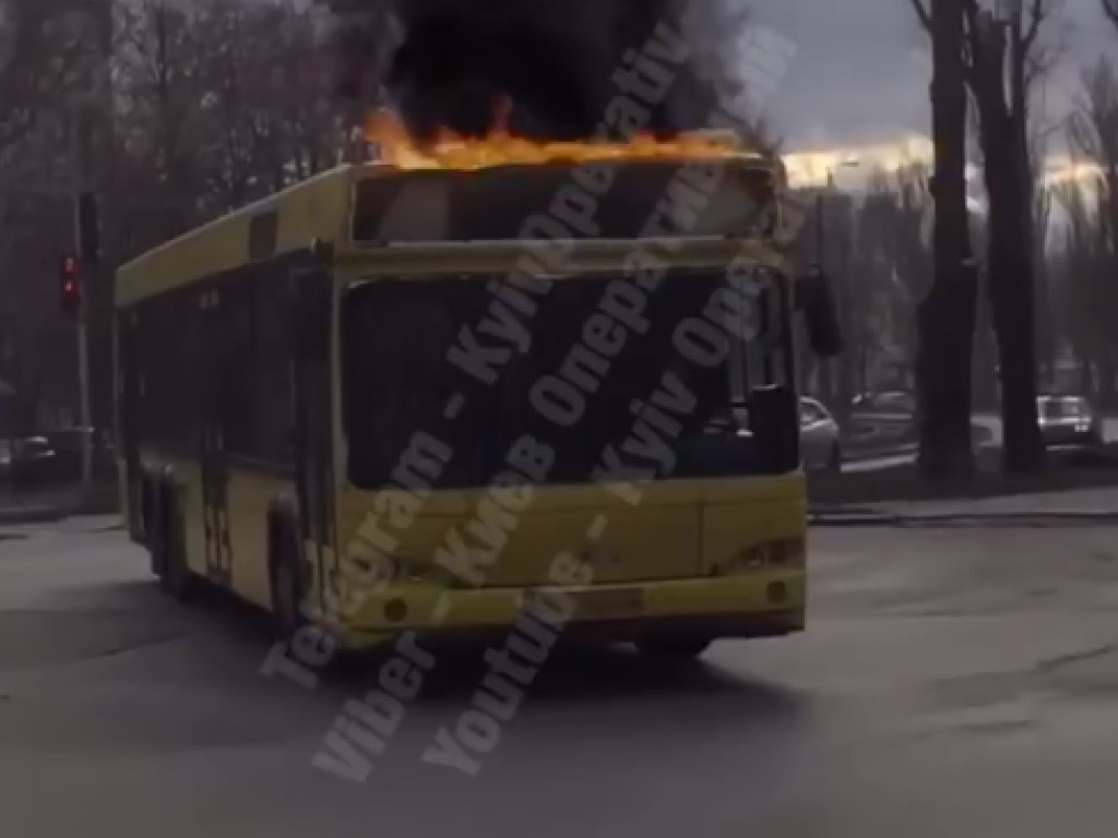 В Киеве заметили движущийся троллейбус с горящей крышей (ФОТО)