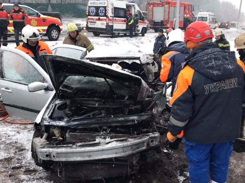 В Конча-Заспе произошло лобовое столкновение Jeep и Renault, есть погибший и пострадавшие (ФОТО, ВИДЕО)