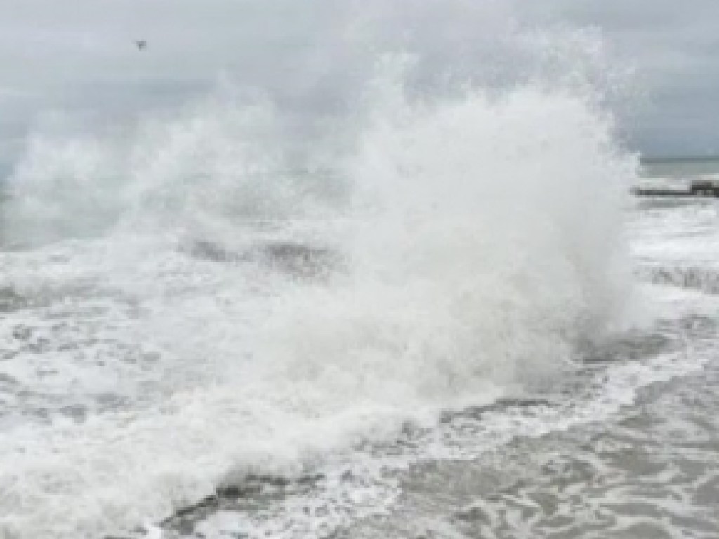 В Ялте двух человек смыло волной в море: они погибли