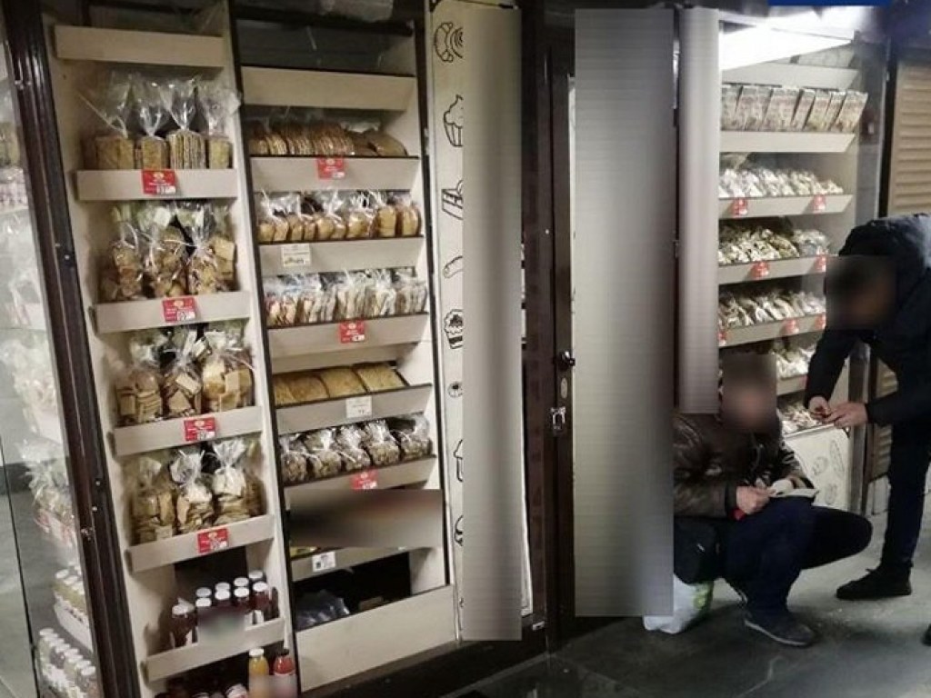 В Киеве пьяный мужчина проник в магазин и ел там сладости (ФОТО)