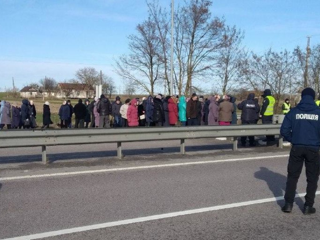 В Ровенской области протестующие заблокировали движение по автомобильной дороге Киев-Чоп (ФОТО)