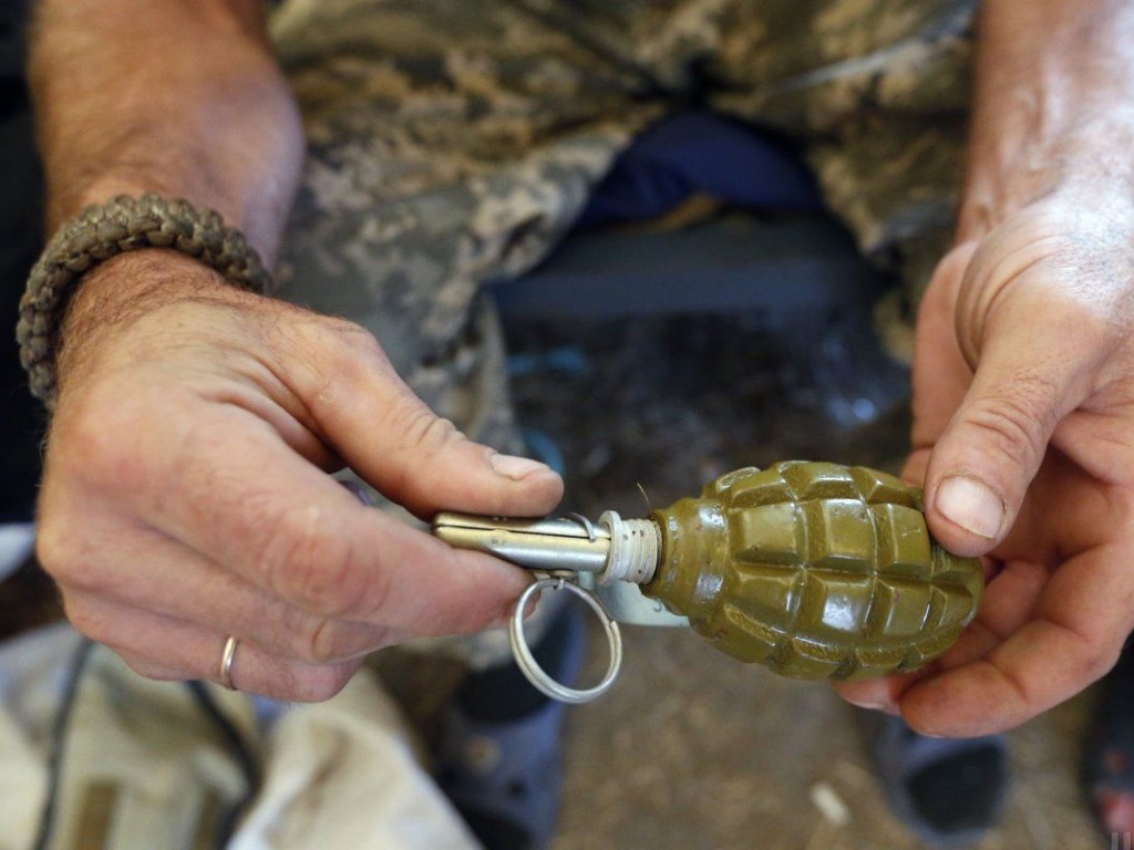 На Киевщине в руках у военного взорвалась граната