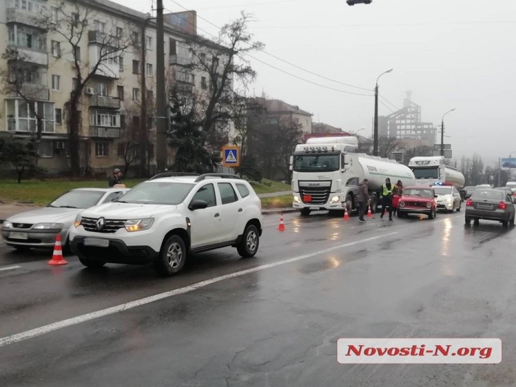 Возле воинской части в Николаеве не поделили дорогу Renault и «ВАЗ» (ФОТО)