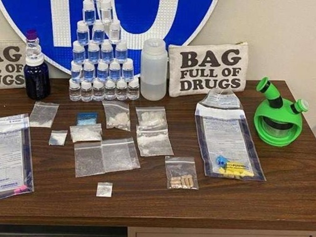 Американские копы арестовали наркодилеров с сумкой с «говорящей» надписью (ФОТО)