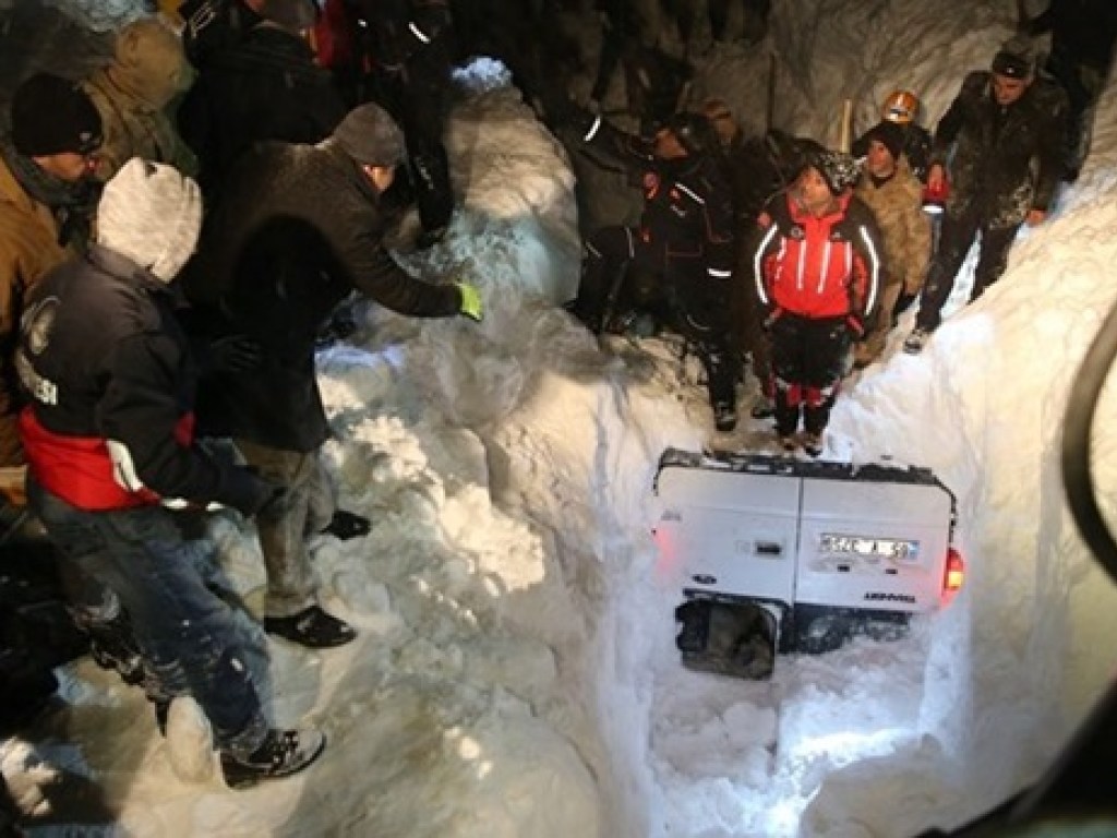 Упал с 40-метрового обрыва: в Турции лавина снесла микроавтобус в пропасть (ФОТО)