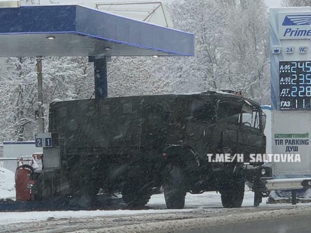 Водитель военного грузовика протаранил АЗС в Харькове (ФОТО)