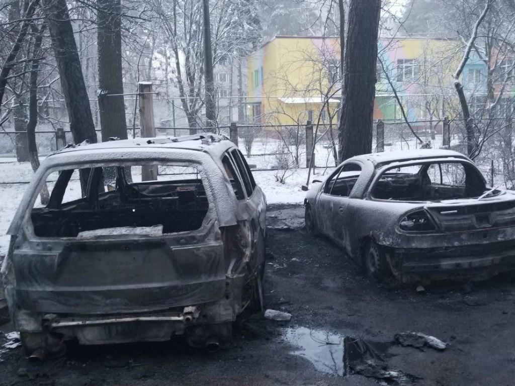 Под Киевом сгорел автомобиль депутата из Ирпеня (ФОТО, ВИДЕО)