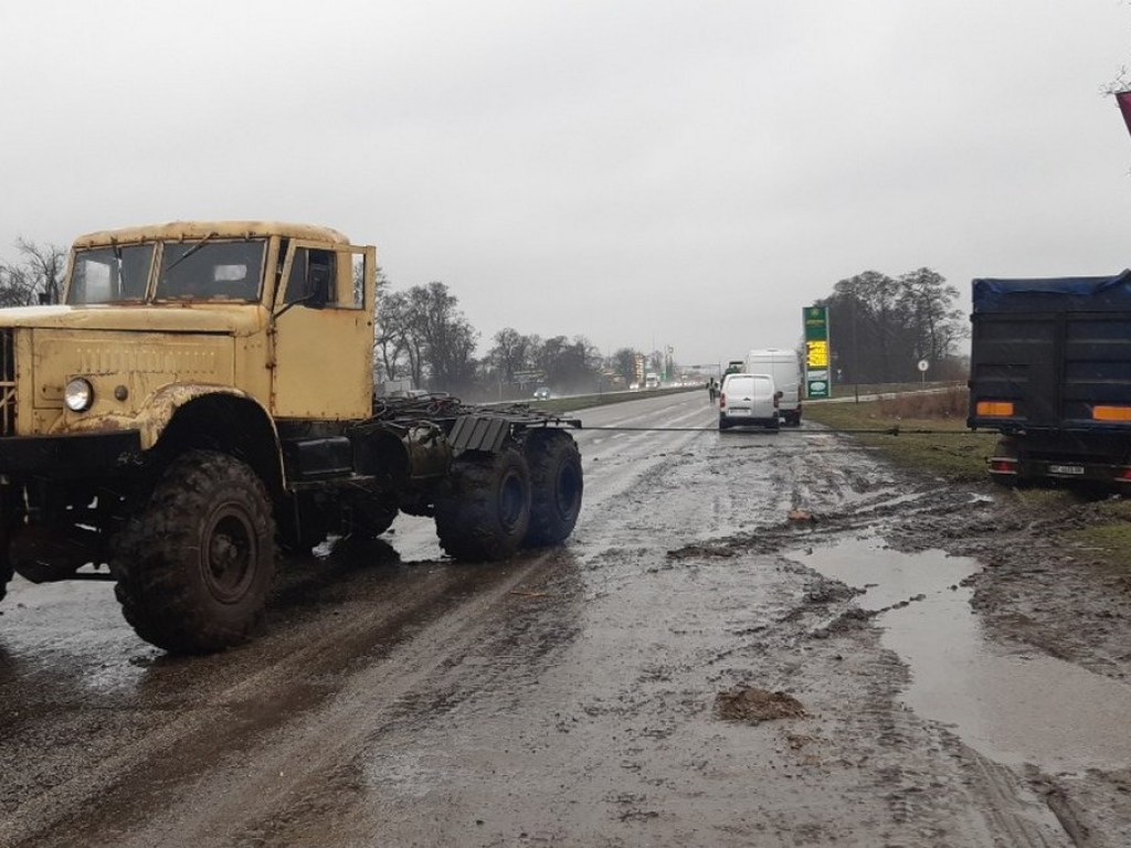 Под Днепром грузовик застрял в грязи &#8212; ГСЧС (ФОТО)