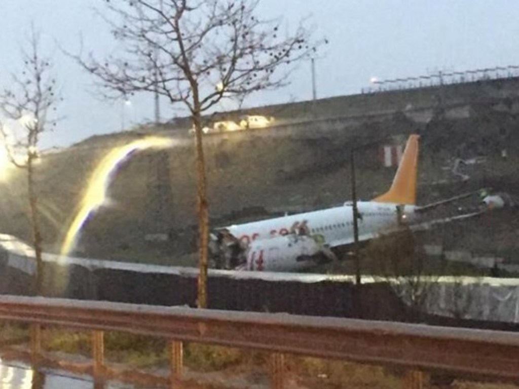 В аэропорту Стамбула загорелся пассажирский самолет: пострадали 52 человека (ФОТО, ВИДЕО)