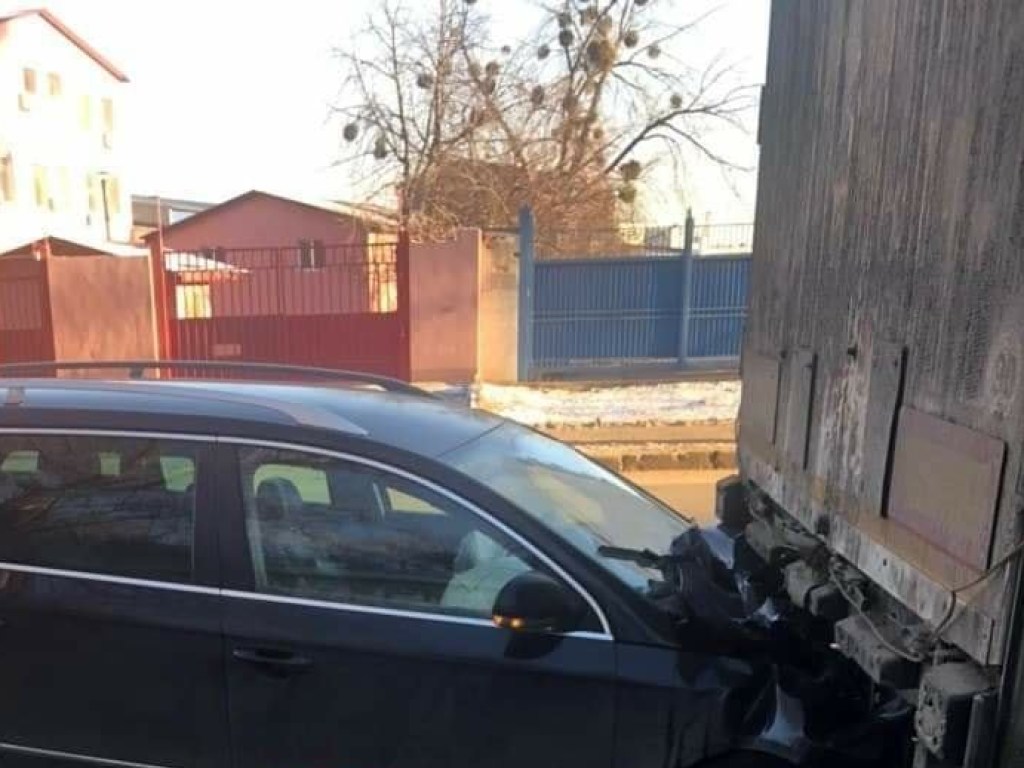 На Подоле в Киеве универсал Volkswagen влетел под грузовик (ФОТО)