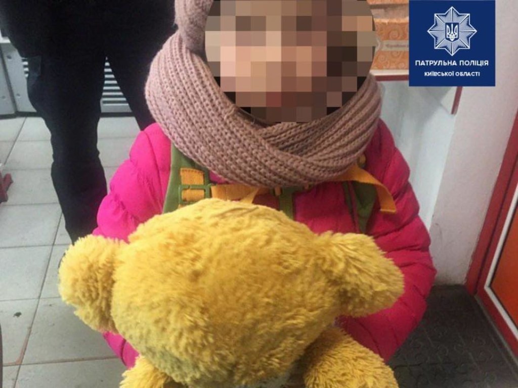 Гуляла одна в городе: в Борисполе полицейские нашли пятилетнюю девочку (ФОТО)