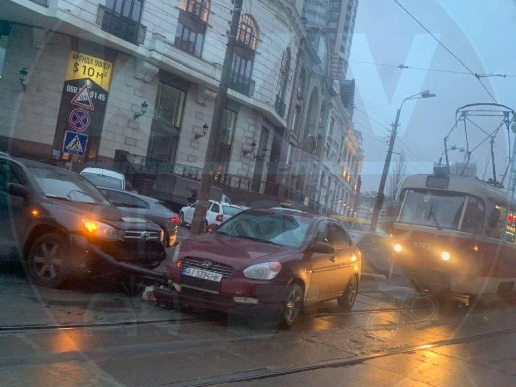 ДТП парализовало движение трамваев на Лукьяновке в Киеве (ФОТО)