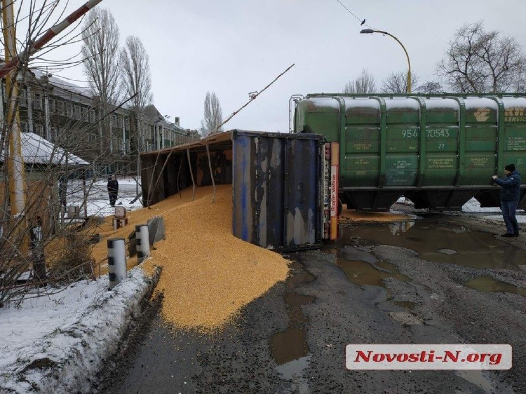 Рассыпалась кукуруза: В Николаеве поезд врезался в зерновоз (ФОТО)