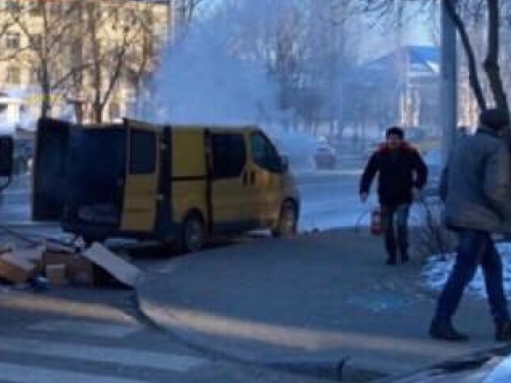 В Голосеево в Киеве прямо на дороге вспыхнул микроавтобус (ФОТО, ВИДЕО)
