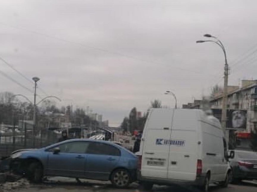 В районе НАУ в Киеве микроавтобус Ford с беременной женщиной протаранил Honda (ФОТО, ВИДЕО)