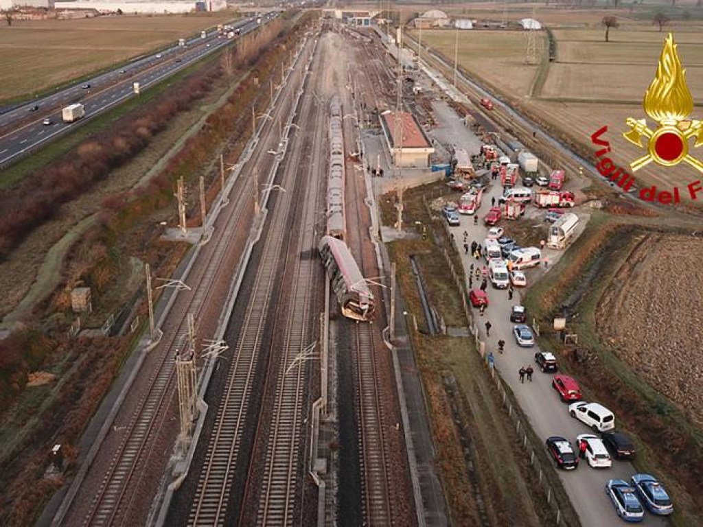 Есть погибшие: В Италии на большой скорости поезд сошел с рельс (ФОТО)