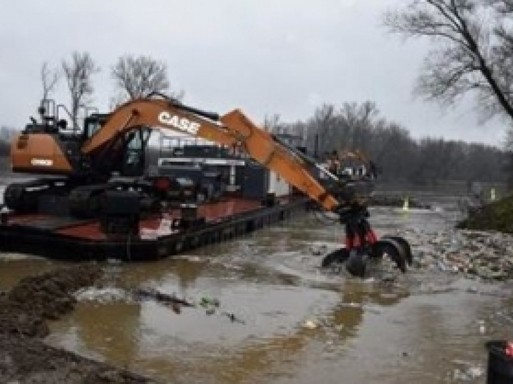 В Венгрии начали очищать от украинского мусора реку (ВИДЕО)
