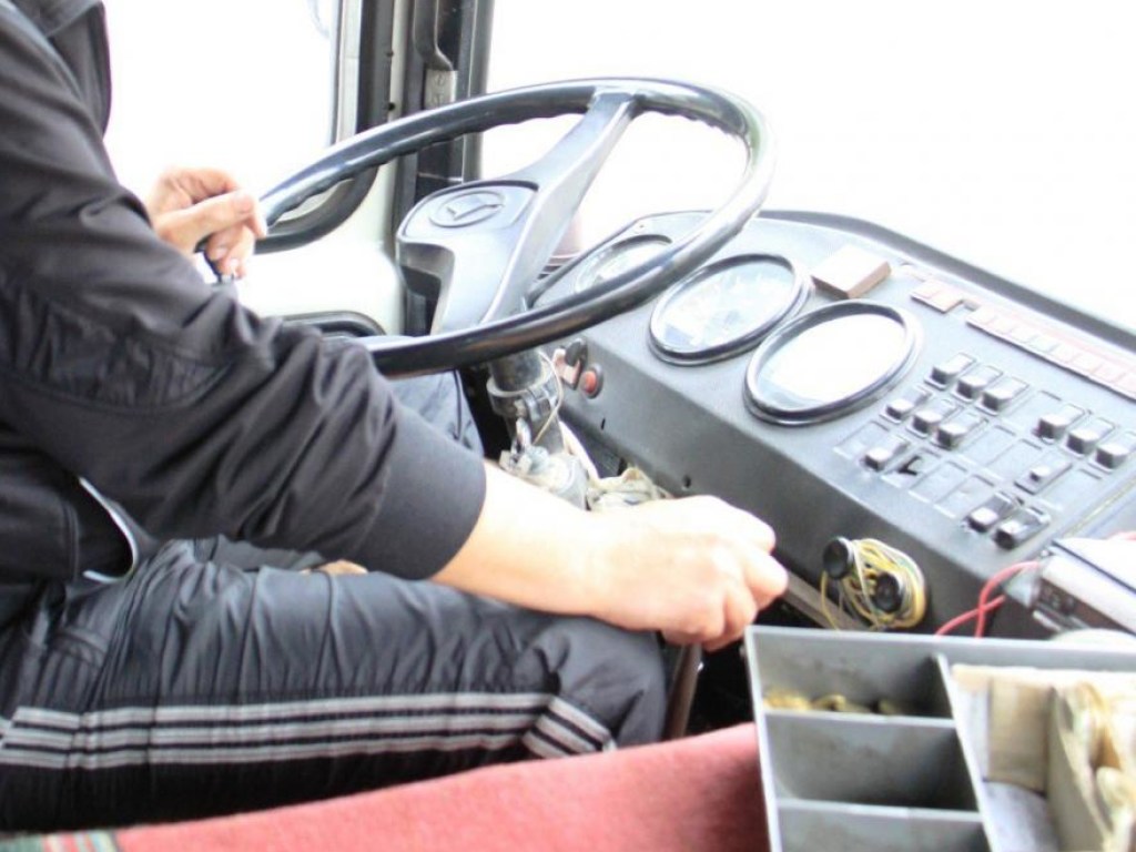 Пассажиры «застукали» водителя днепровской маршрутки за преступным занятием (ВИДЕО)