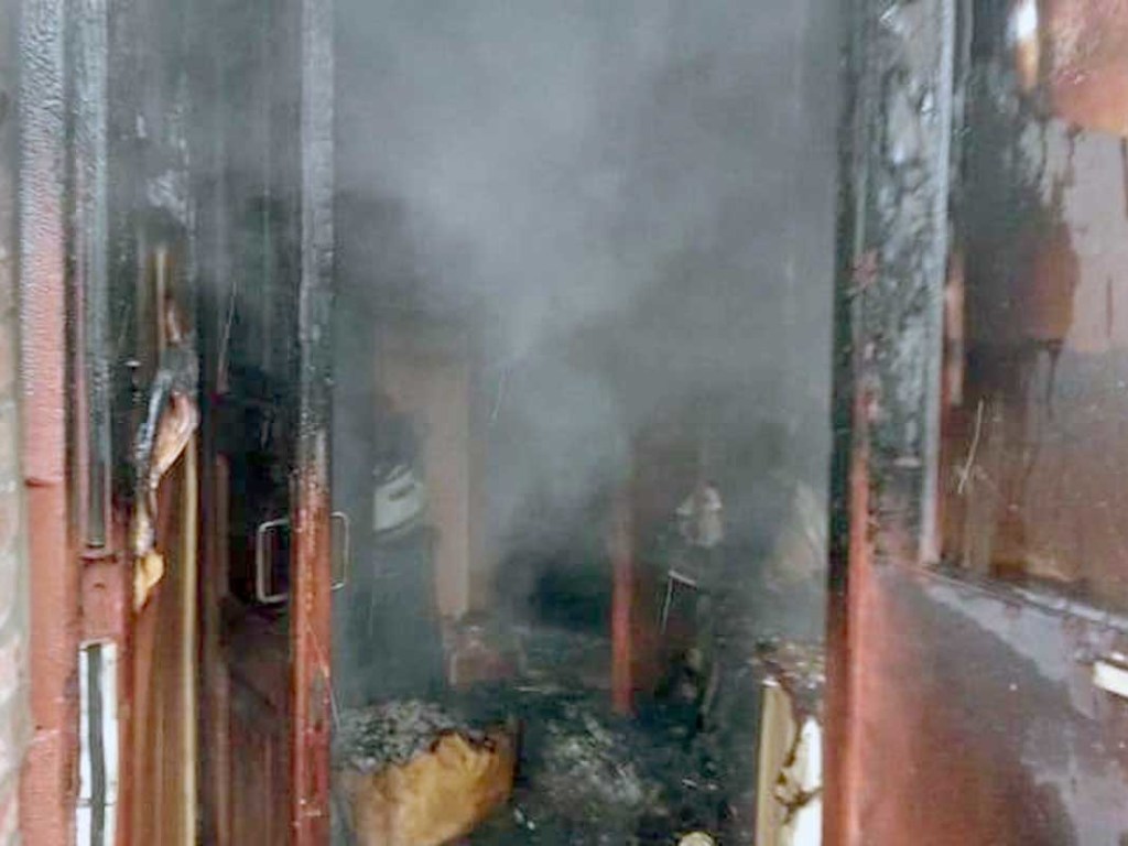 В Харькове горел частный дом: огнем повреждена крыша (ФОТО)