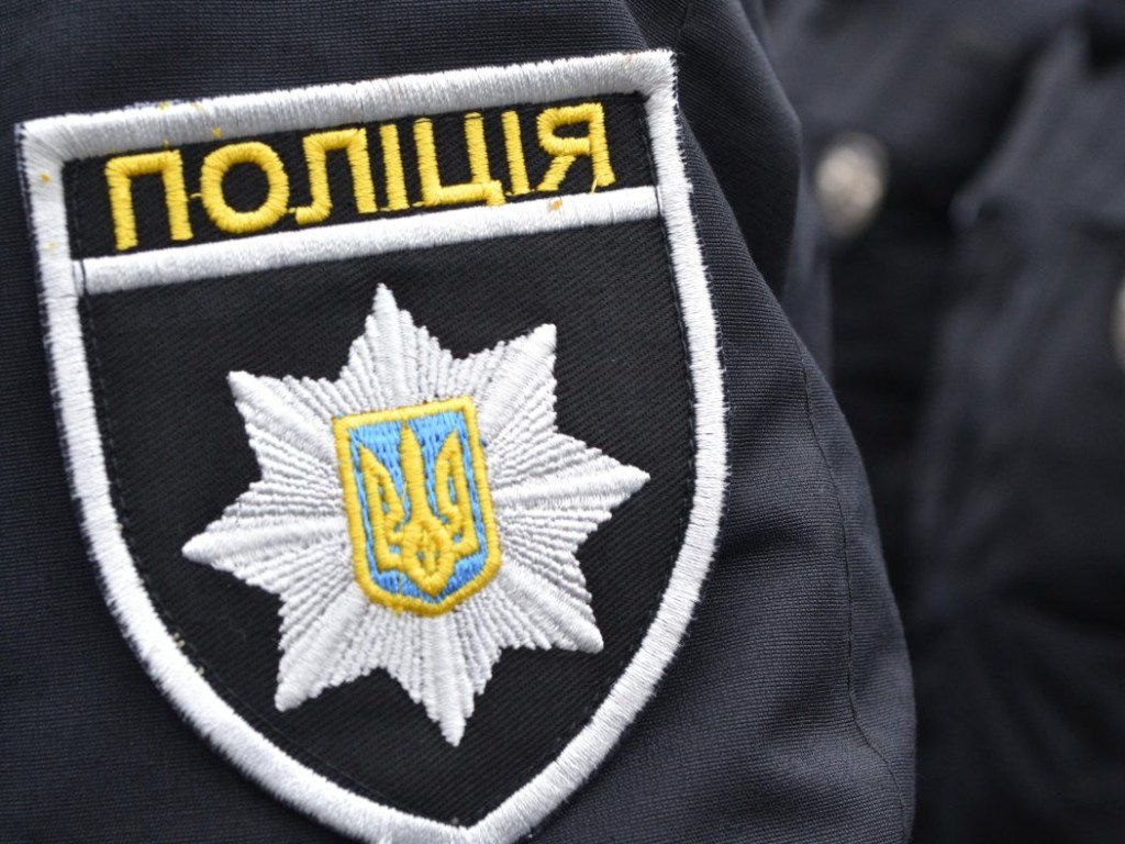 Били прикладом автомата: в Киевской области полицейские пытали человека