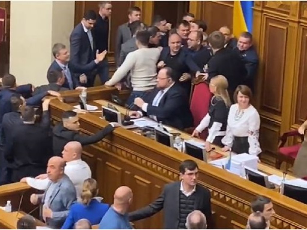 Депутаты опять повздорили у трибуны: видео инцидента