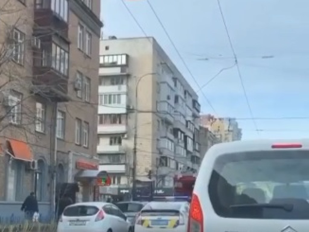 Пожар в многоэтажке в Киеве: из-за ЧП бойцы ГСЧС ограничили движение по центральной улице