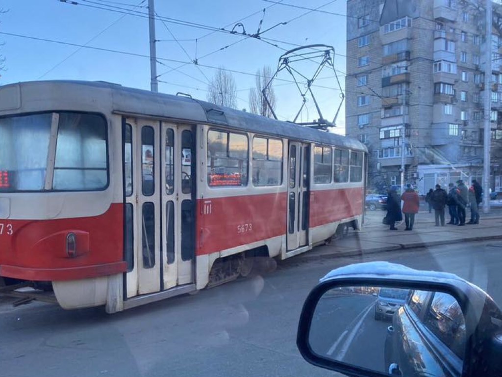 На Куреневке в Киеве парализовано движение трамваев: что случилось (ФОТО)