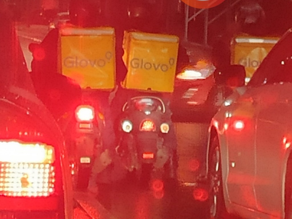 «Повсюду желтые рюкзаки»: на дороге в Киеве зафиксировали «нашествие» курьеров Glovo (ФОТО)