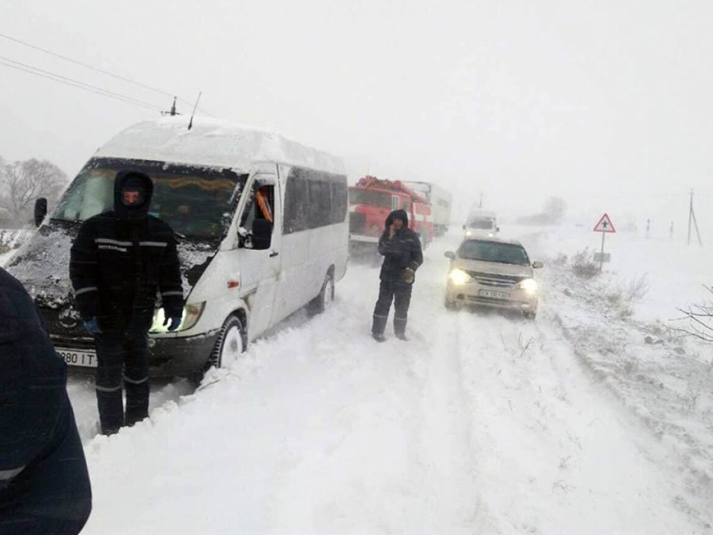 Гололед и снег: в Херсоне закрыли аэропорт, на Одесчине перекрыли дороги, на Николаевщине падали деревья (ФОТО)
