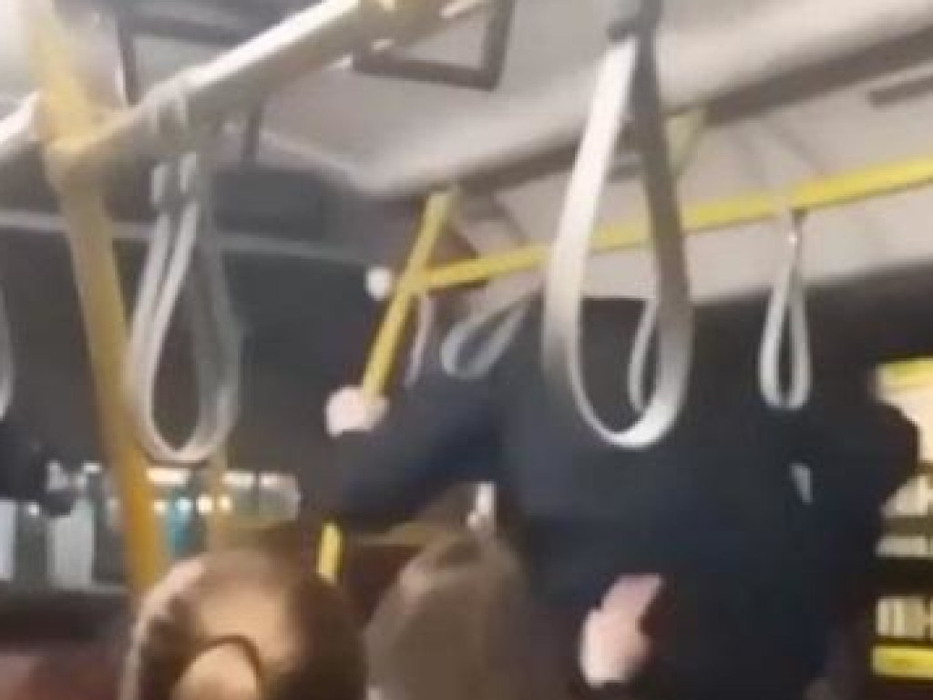 В николаевском автобусе парни устроили жестокую расправу над пассажиром (ФОТО, ВИДЕО)