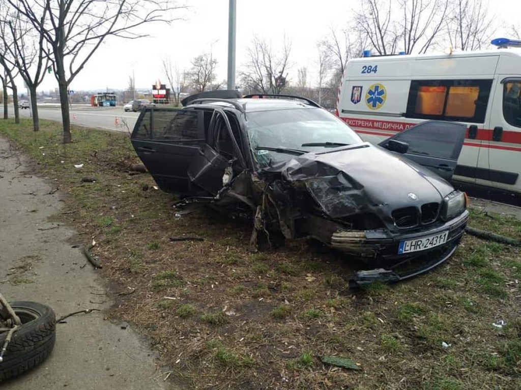 На Троещине в Киеве «евробляхер» на BMW влетел в дерево: у иномарки сильные повреждения (ФОТО)