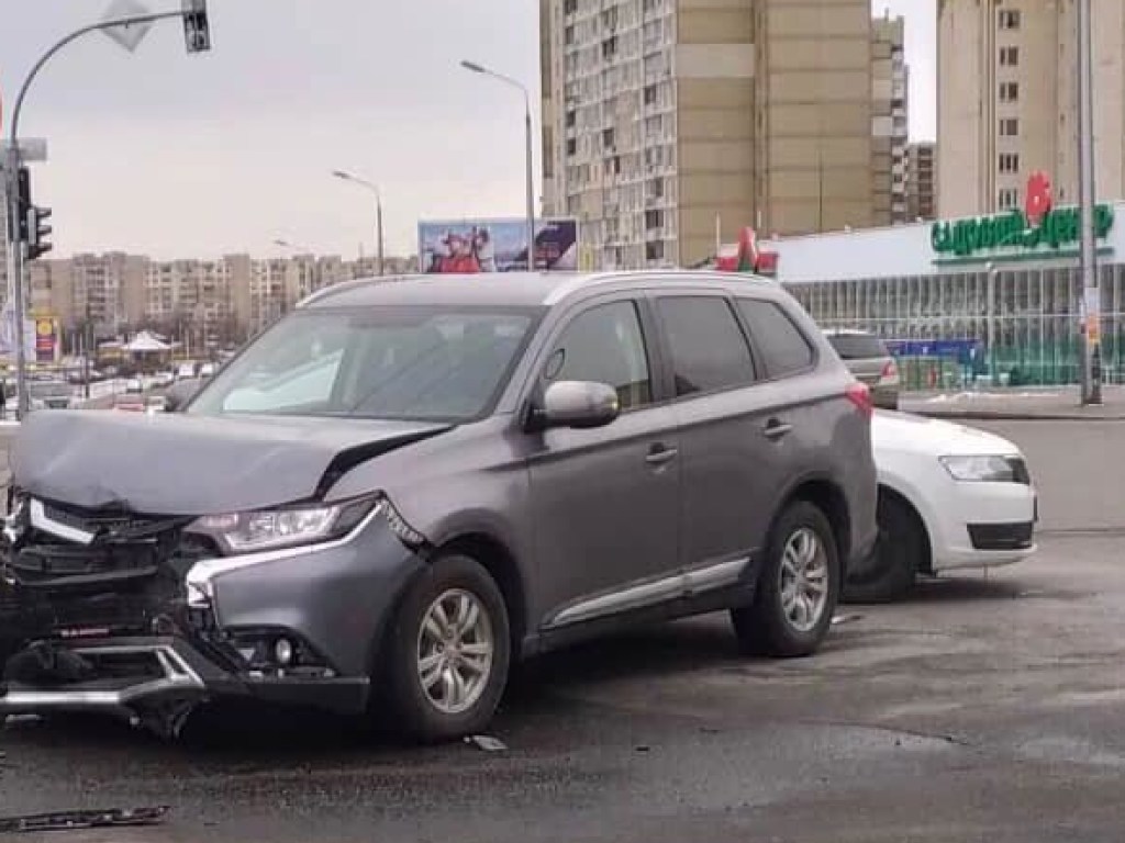 На Троещине в Киеве на перекрестке столкнулись Mitsubishi и Toyota (ФОТО)