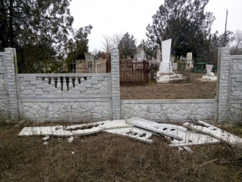 Под Николаевом малолетние вандалы устроили погром на кладбище (ФОТО)