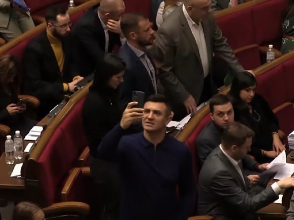 Нардеп от «Слуги народа» снимал видео и забыл проголосовать (ФОТО, ВИДЕО)