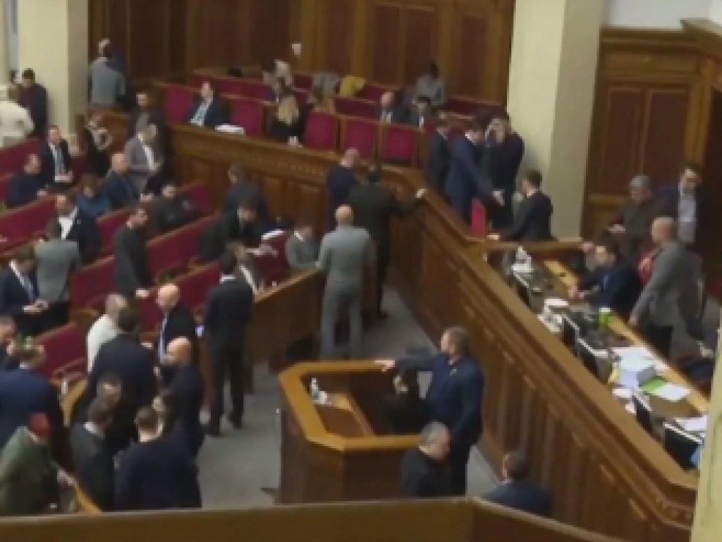 Депутаты от «Слуги народа» заблокировали трибуну ВР