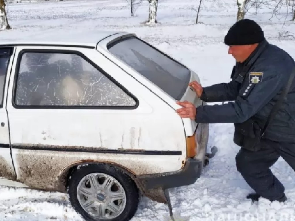 Из снежного плена на дорогах под Одессой освободили более 70 автомобилей (ФОТО)
