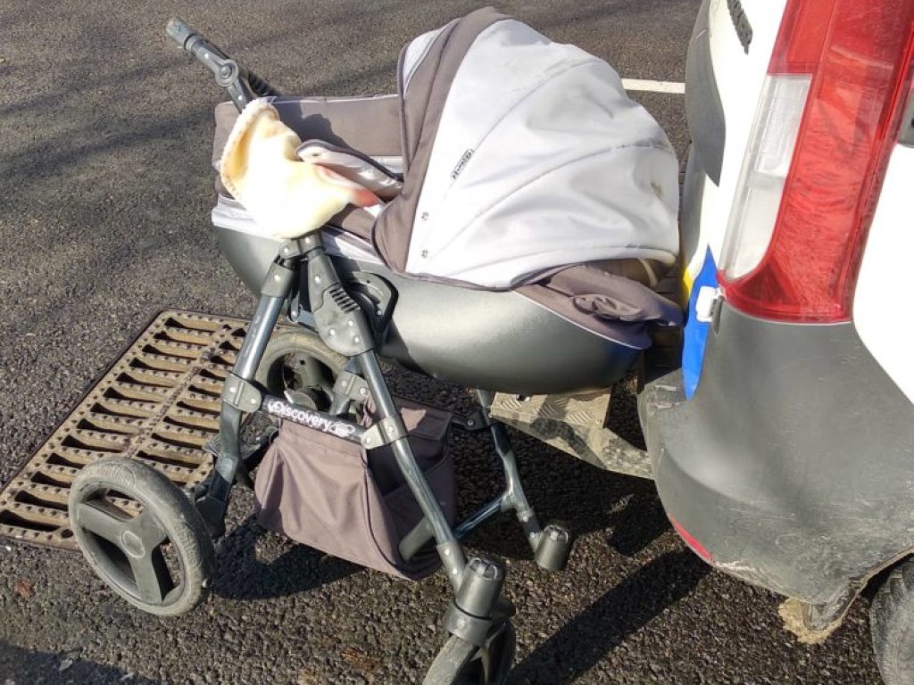 В Запорожской области пьяный водитель выбил из рук матери коляску с ребенком (ФОТО)