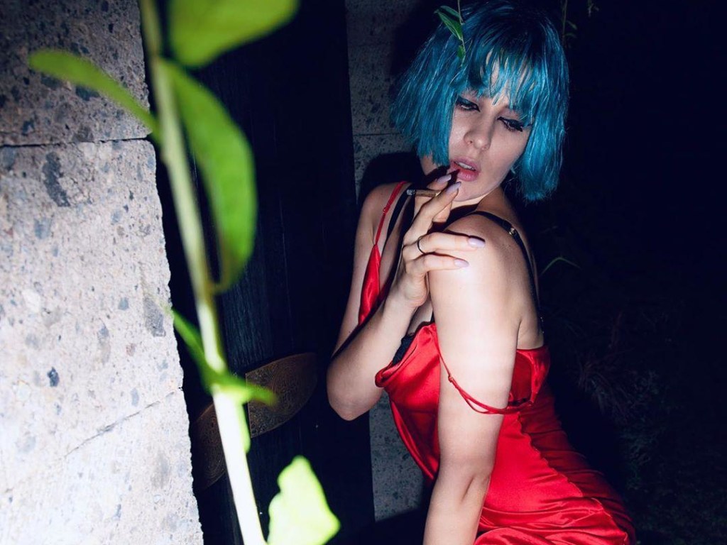 MARUV в откровенном красном платье сделала яркий и сексуальный фотосет (ФОТО)