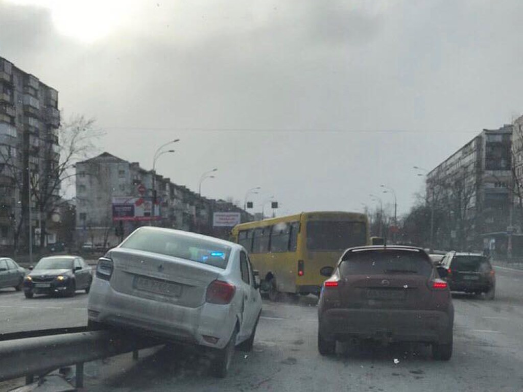 В Киеве таксист «оседлал» отбойник (ФОТО)