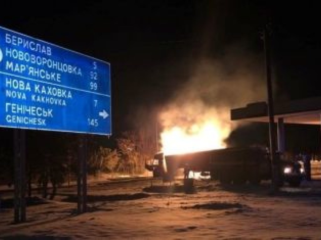 Из-за разбившегося автомобиля в Херсонской области загорелась АЗС (ФОТО)