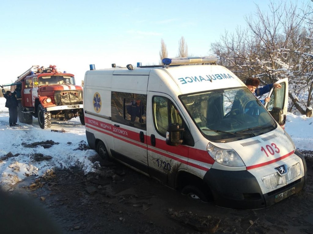 В Херсонской области снегом засыпало дороги: спасатели откопали из заносов 39 автомобилей (ФОТО)