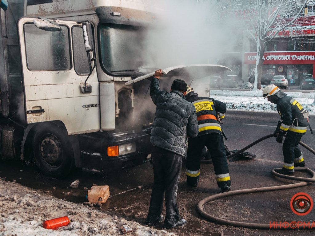 На улице в Днепре загорелся грузовик: пришлось вызывать ГСЧС (ФОТО, ВИДЕО)