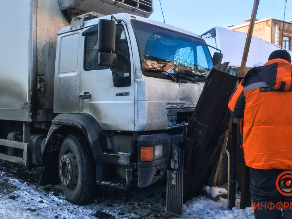 В Днепре грузовик врезался в забор частного дома и снес газовую трубу (ФОТО)