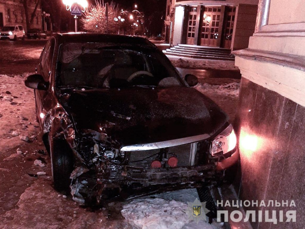 Пострадали правоохранители: В Полтаве пьяный иностранец-водитель врезался в авто полиции (ФОТО)